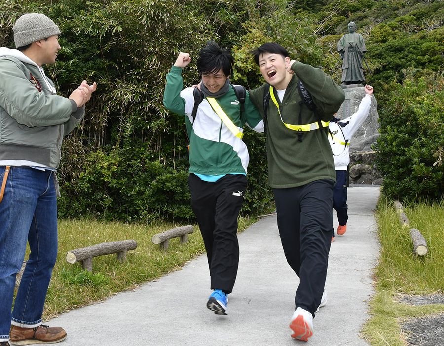 約９０キロを歩き切って笑顔でゴールする参加者（室戸市の室戸岬）