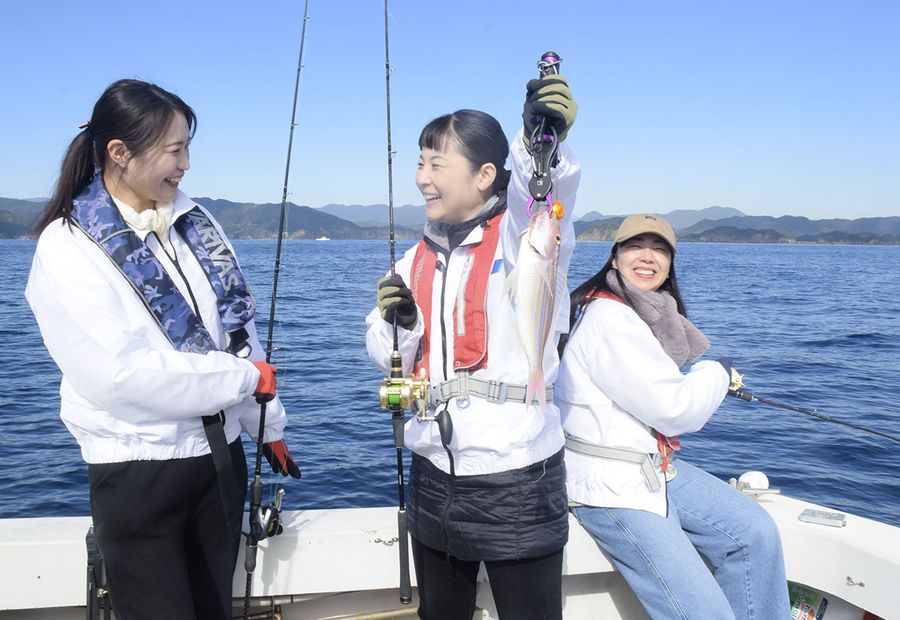 タイラバ釣りでイトヨリなどを釣り上げ喜ぶ全日空の女性社員（須崎市沖）