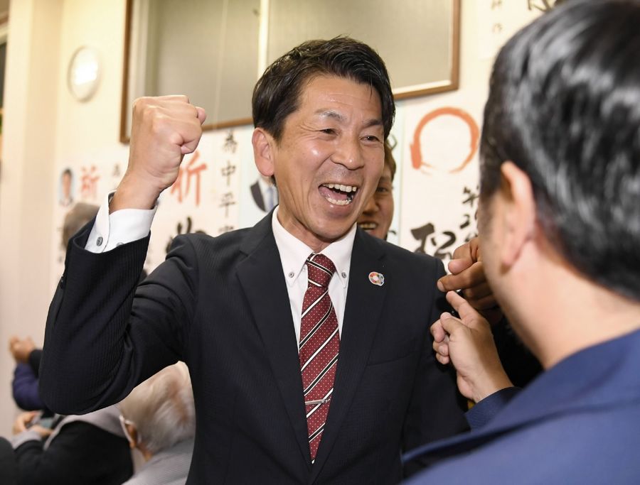 ３選を決め、支持者と喜ぶ中平富宏氏（宿毛市桜町）
