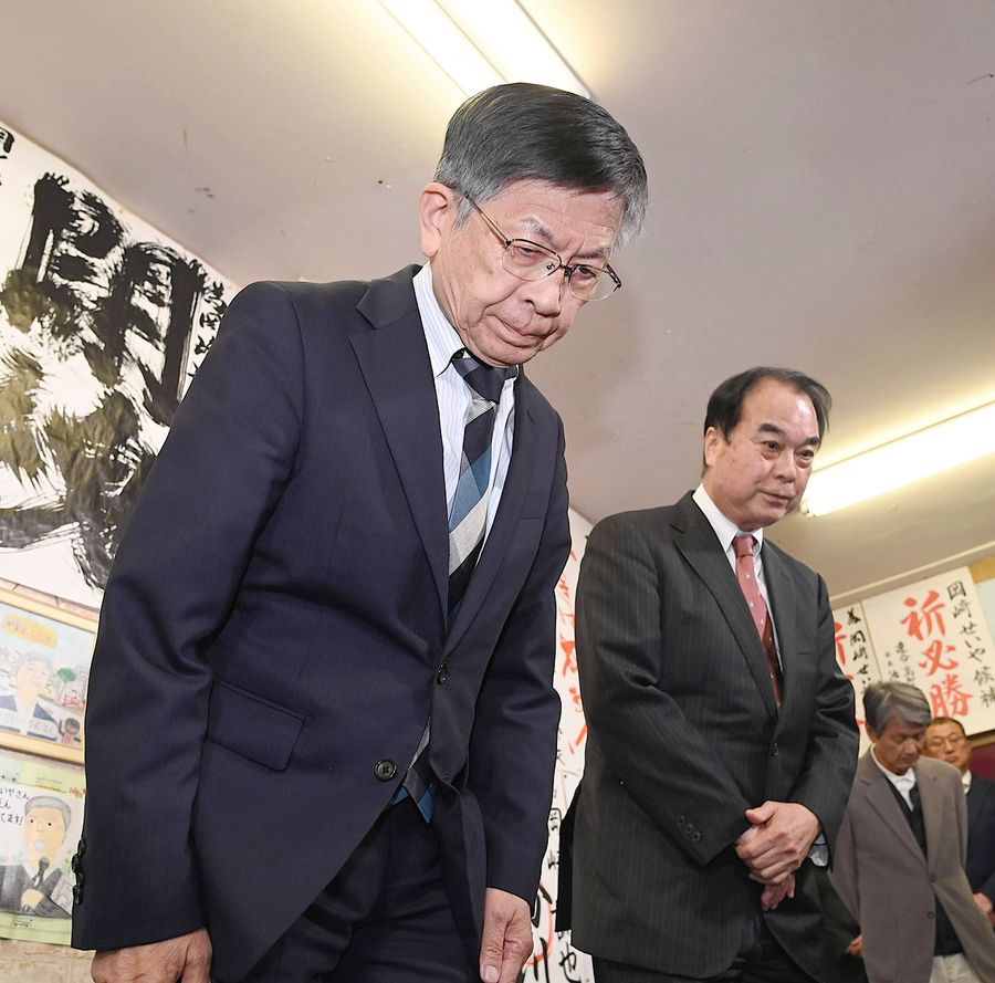 支持者に頭を下げる岡﨑さん（２６日午後１１時５０分ごろ、高知市はりまや町３丁目）