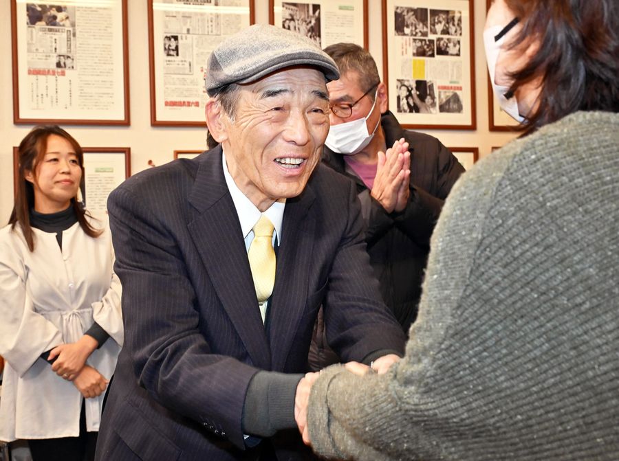 支持者に感謝を伝える米田さん（２６日午後８時半ごろ、高知市上町２丁目）