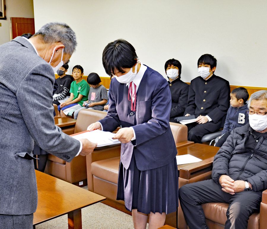 下田地区への小中一貫校開設などを求めて署名と請願を提出する住民や子どもたち（四万十市役所）