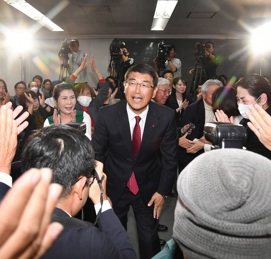 歓喜に沸く事務所で祝福を受ける桑名龍吾氏(26日夜、高知市はりまや町1丁目=河本真澄撮影)