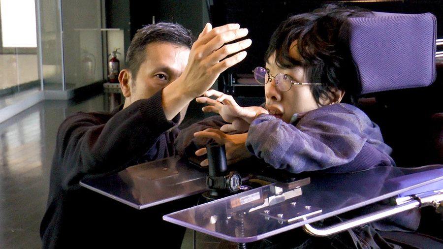 電動車いすで生活する石田智哉さん=右=が監督を務めた映画「へんしんっ!」の一場面((C)2020 Tomoya Ishida)