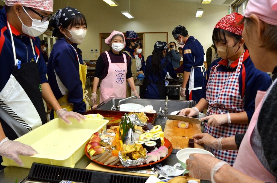 皿鉢作りに挑戦した奈半利中学校の生徒ら（奈半利町保健福祉センター）