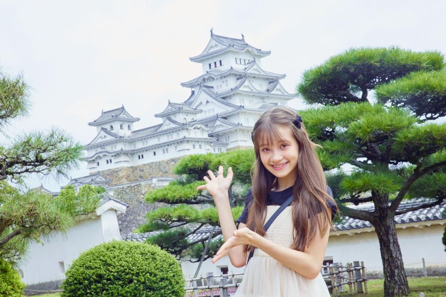 姫路城とプチモのロガチ莉杏奈さん＝９月、兵庫県姫路市