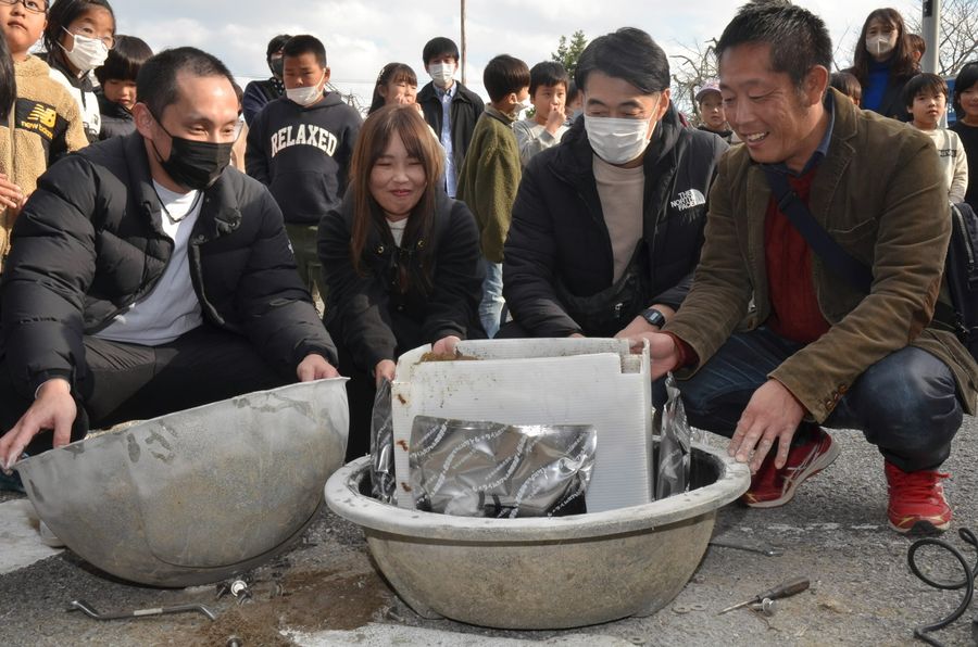 ３１年前に埋めたタイムカプセルを開ける当時の在校生ら（高知市布師田）