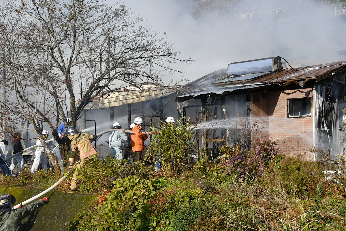 民家の離れなど全焼 仁淀川町、けが人なし | 高知新聞