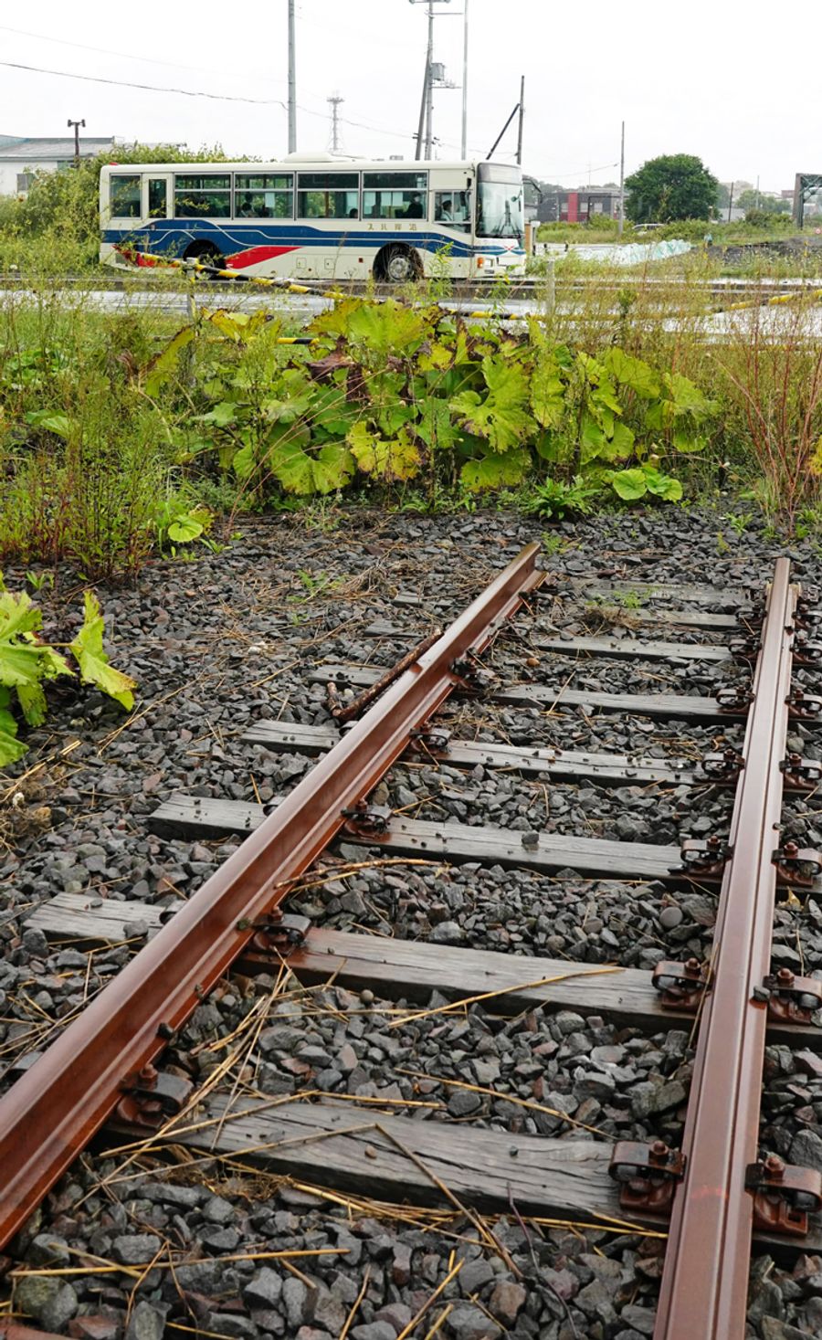 列車が通らなくなった線路と近くを走る路線バス(北海道留萌市)