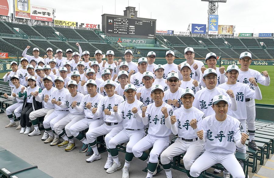 マスターズ甲子園に臨む追手前の５０人。現役時代に夢見た舞台に気持ちが高まる（いずれも甲子園球場＝楠瀬健太撮影）