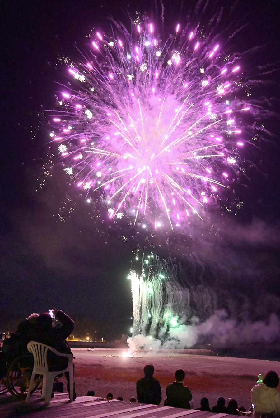 障害のある人らも楽しんだ花火大会（香南市夜須町のヤ・シィパーク）