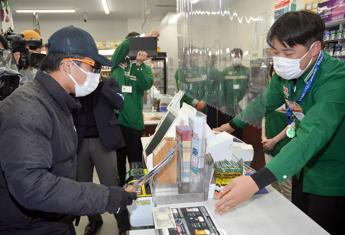 特殊詐欺や強盗備え、コンビニで防犯訓練 高知市 | 高知新聞