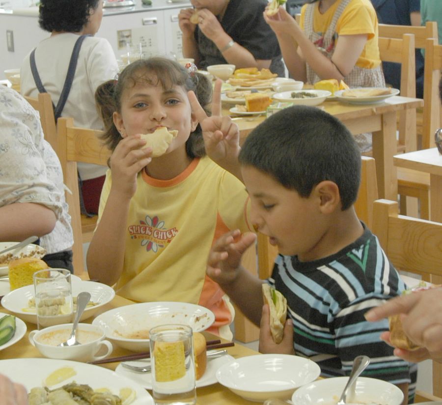 岡豊小学校時代のノールさん。右は弟のハッサンさん（２００３年撮影、高知市内）