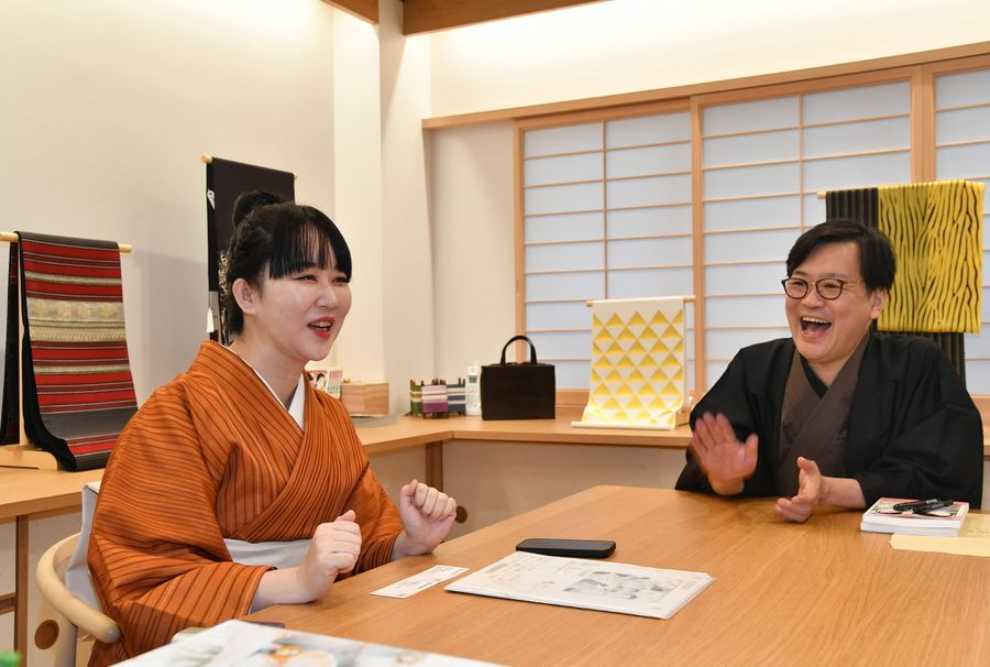 東村アキコさん（左）と美馬勇作さん。東村さんは店で仕立てたカラスウリの柄の帯から、悲恋の物語を展開させたこともあるという