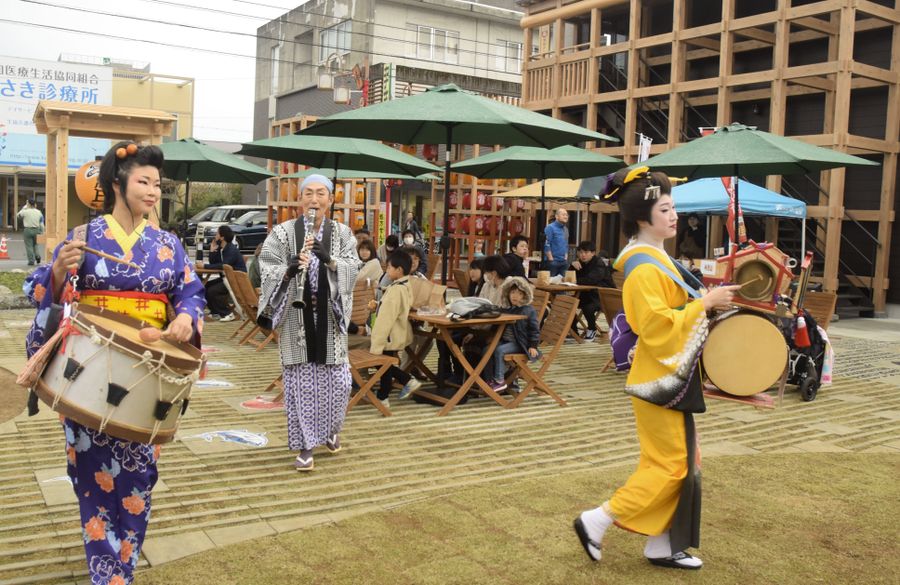 ちんどんの一団も登場してにぎわった須崎縁日商店街祭り