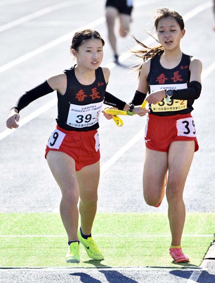 女子の香長２区高松和帆＝右＝が３区竹内栞菜にたすきをつなぐ