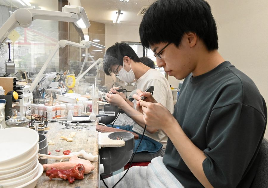 マサキ珊瑚で成長を続ける職人たち（高知市福井町）