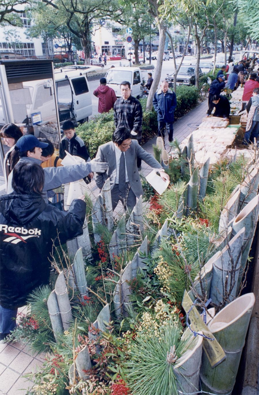 たくさんの門松やしめ縄が並んでいた「しめ縄市」（２０００年１２月３０日、高知市追手筋２丁目）