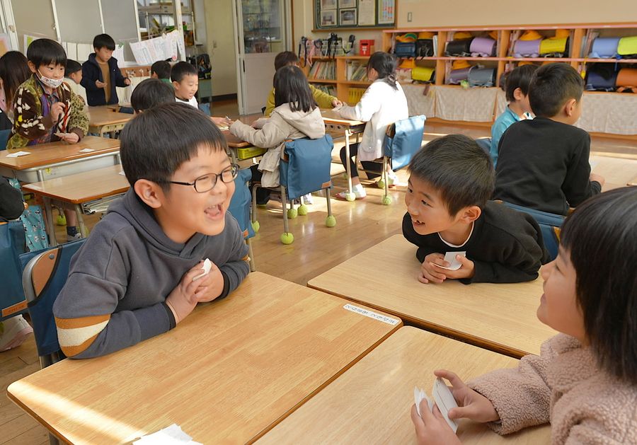 ノーマスクで笑顔を見せる小学１年生（高知市升形の第六小）