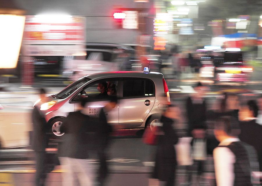 繁華街を走る代行運転車。「週末はてんてこ舞い」という（１５日午後９時４５分ごろ、高知市追手筋１丁目＝森本敦士撮影）
