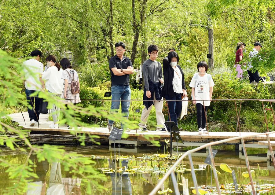 全国から訪れた人でにぎわう県立牧野植物園（５月、高知市）