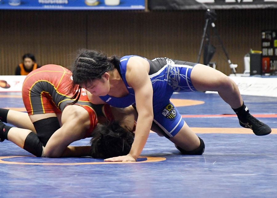 【女子５５キロ級決勝】０―１の第２ピリオド、開始直後に相手のタックルからカウンターを決め、２―１と逆転する清岡＝右（東京都の代々木第二体育館）