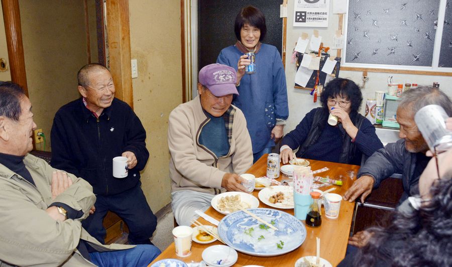 井上創一さん（左から２人目）と益子さん（同４人目）を囲み、とりとめのない話で盛り上がる店内＝写真はいずれも土佐市宇佐町竜