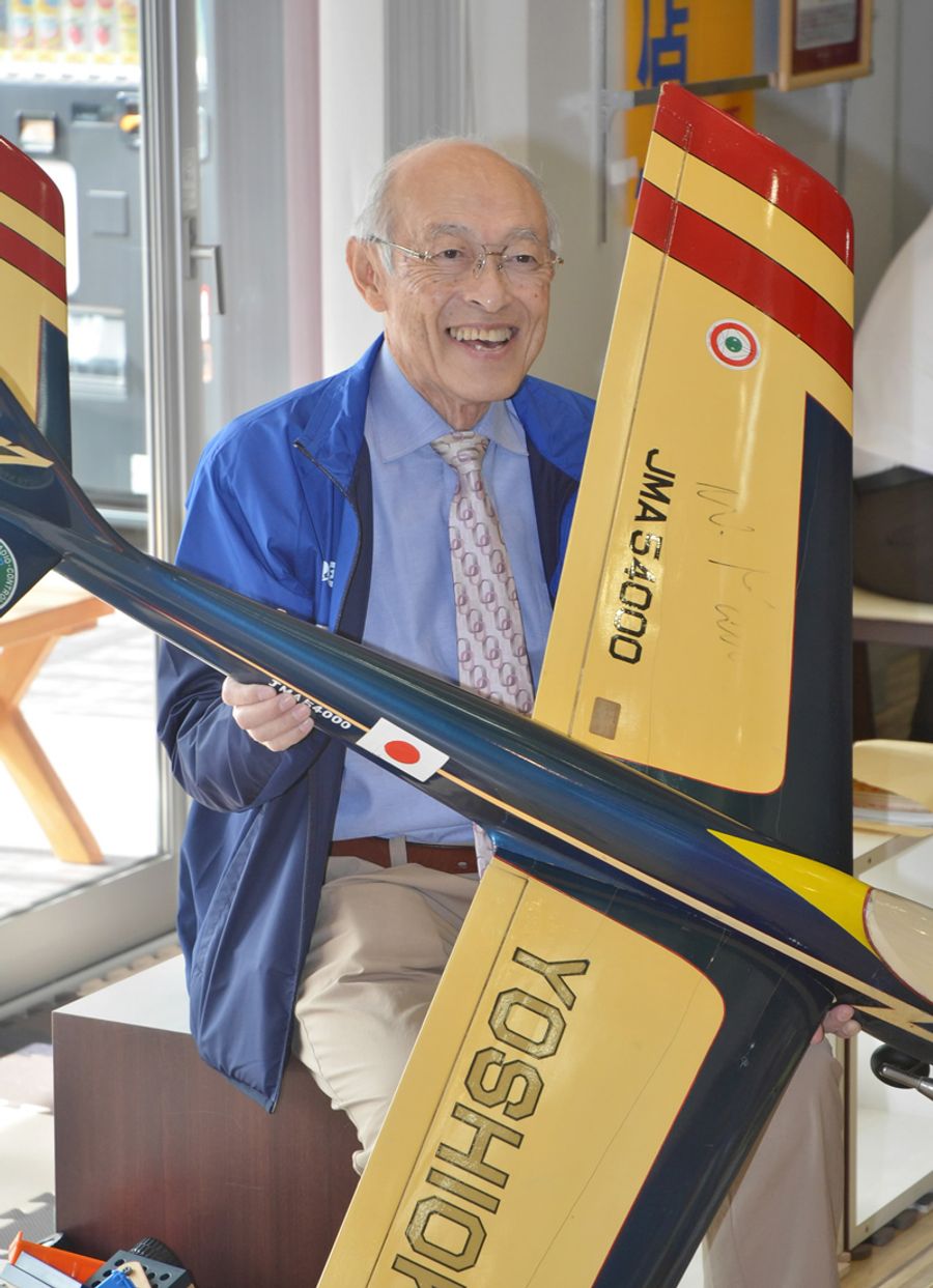 世界大会を制した機体を手に、クラブの歩みを振り返る吉岡嗣貴さん(高知市上町1丁目のモデルショップヨシオカ)