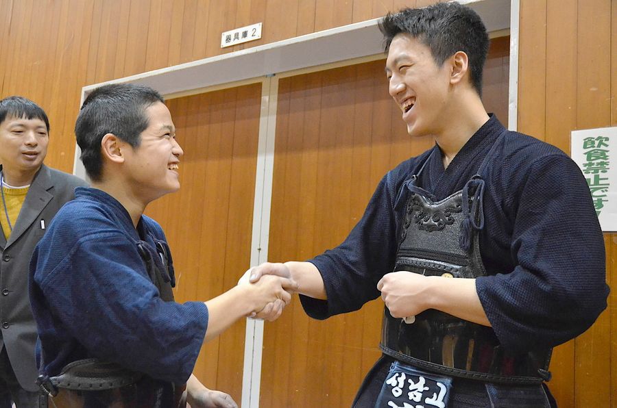 竹刀を交え、笑顔で握手を交わす韓国代表選手＝右＝と高知の高校生（写真はいずれも高知市桟橋通２丁目の県民体育館）