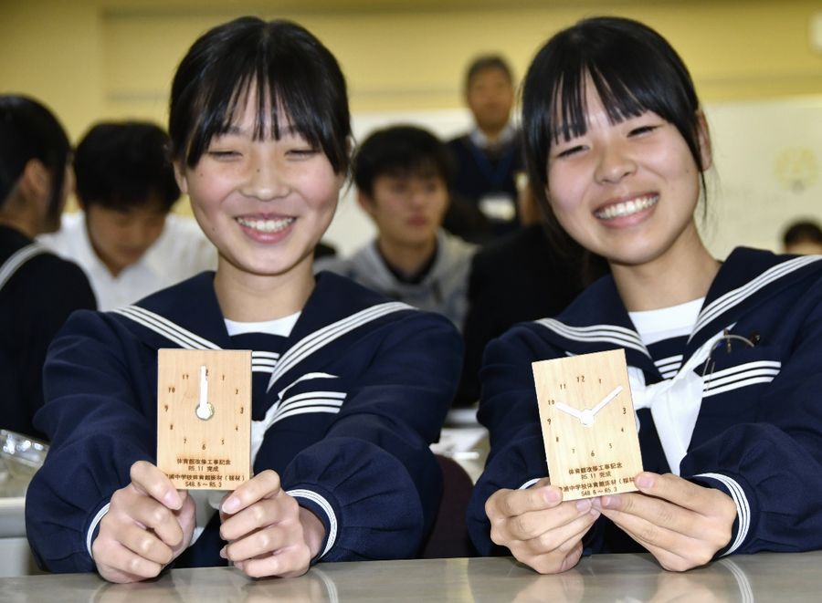 体育館の廃材を活用して作製した時計（東洋町の甲浦中学校）