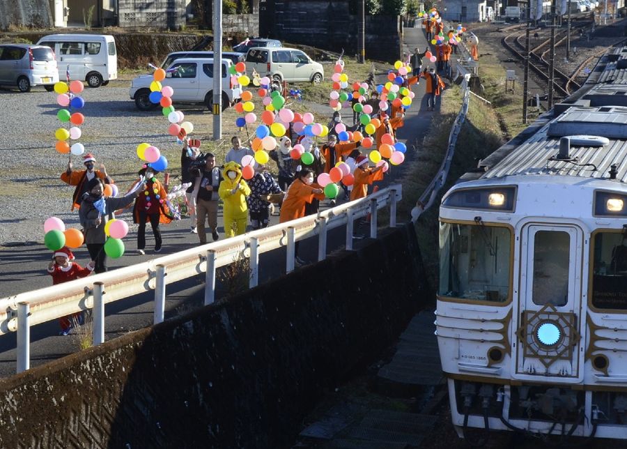 線路沿いの小道を走りながら、列車内の乗客と手を振り合う（写真はいずれも四万十市榊山町）