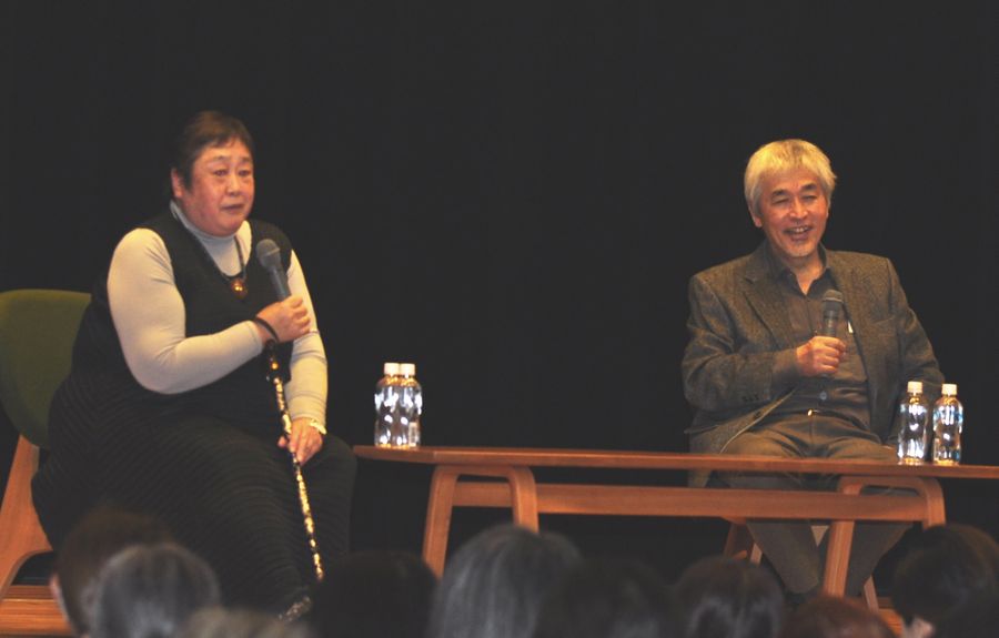 ゴリラについて語り合う阿部知暁さん＝左＝と山極寿一さん（東京都美術館）