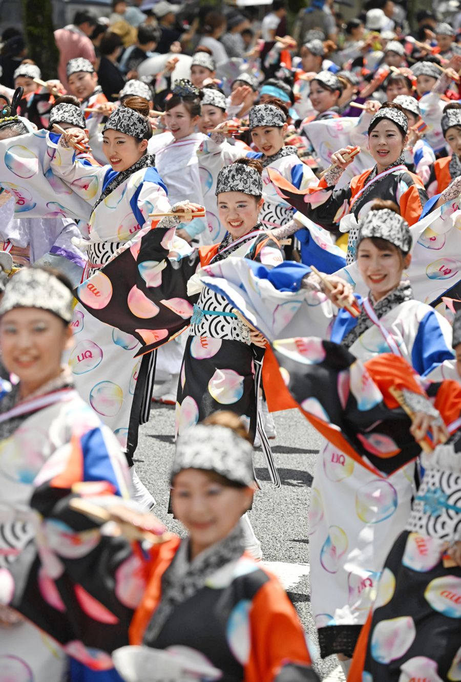 【２位　よさこい　４年ぶりフル開催】新型コロナ禍を経てよさこい祭りが完全復活。７０回の節目に、県内外１５７チーム、踊り子１万４千人の笑顔が輝いた（８月１１日、高知市の菜園場競演場）