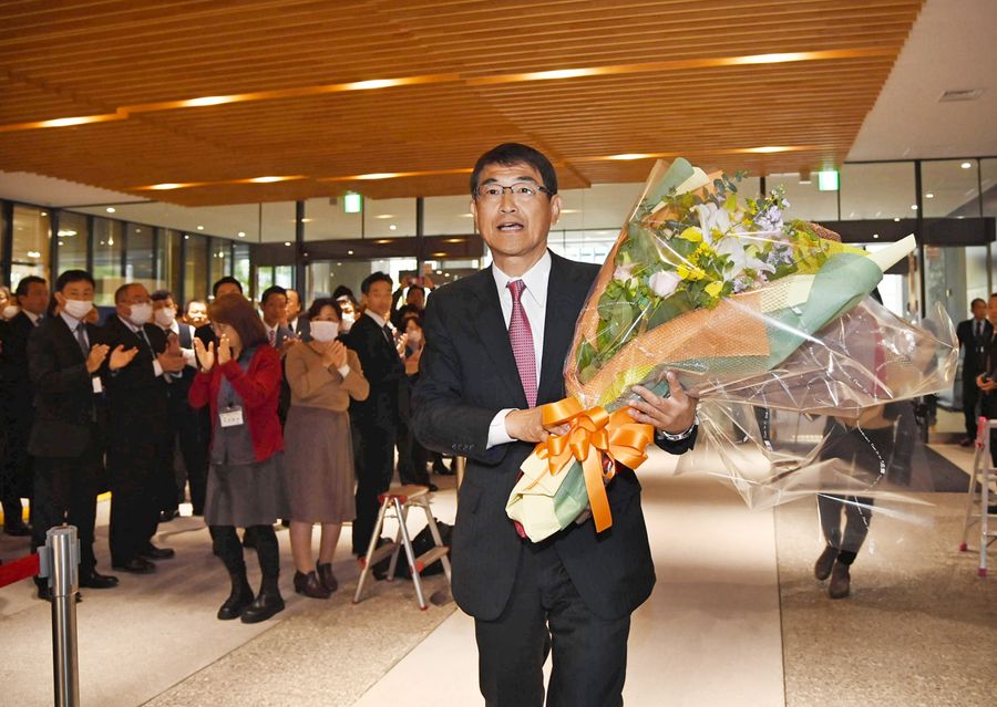 【６位　高知市長に桑名氏初当選】元自民党県議の新人、桑名龍吾氏が、現職の岡﨑誠也氏との激戦を制し、２０年ぶりに県都トップが交代した（１１月３０日、高知市役所）