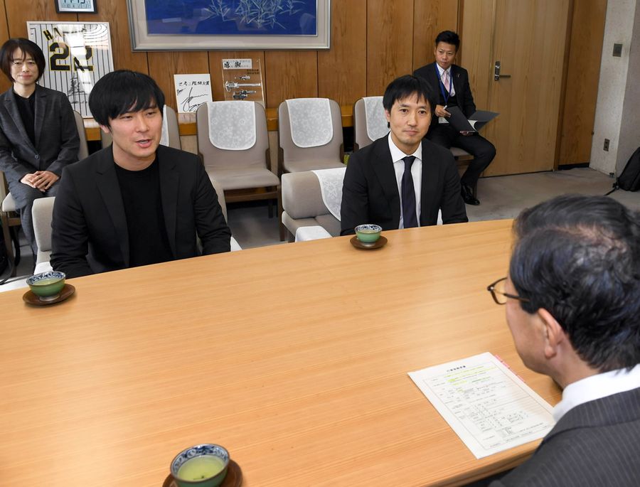 【５位　２５年朝ドラ　やなせ夫妻の「あんぱん」】アンパンマンの作者、やなせたかしさんと妻の小松暢（のぶ）さんをモデルにしたＮＨＫ連続テレビ小説「あんぱん」の２０２５年春放送が決定。来高した制作統括の倉崎憲さん＝左＝らが抱負を語った（１１月３０日、県庁）