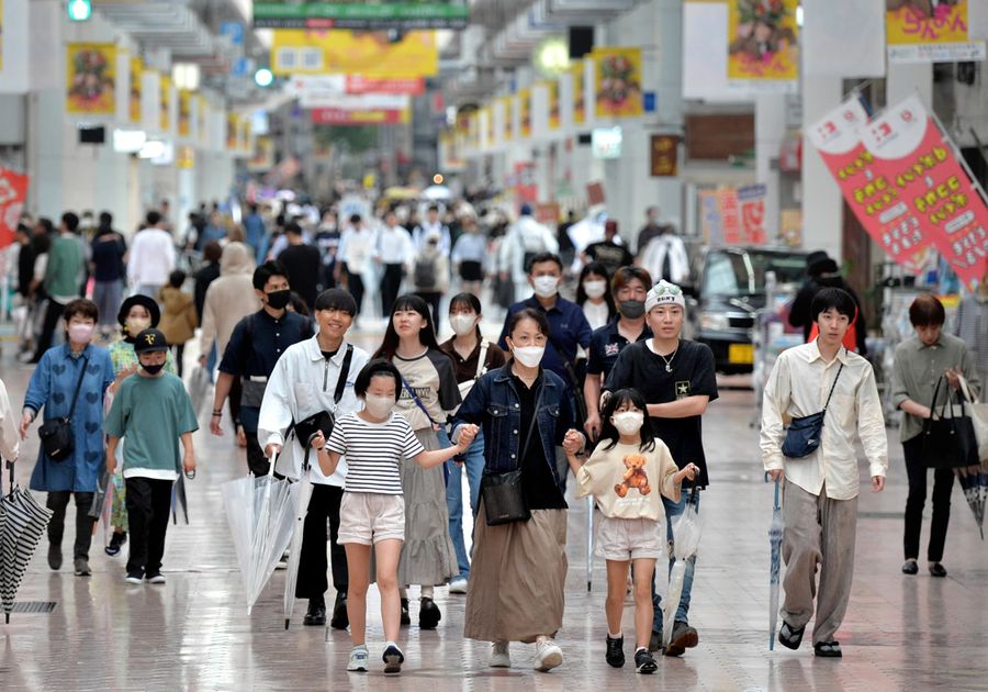 【７位　県人口過去１００年で最少６６万人台に】４月時点の推計で県人口が６７万人を割り込み、６６万９５１６人に。１９２０年以降で最少となった　（５月７日、高知市帯屋町１丁目）