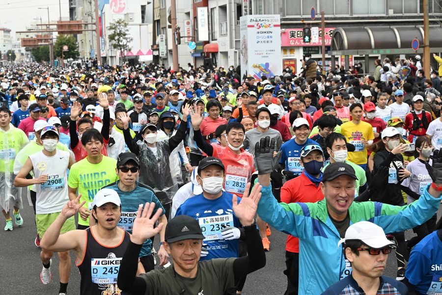【８位　３年ぶり高知龍馬マラソン】コロナ禍による２度の中止を挟み、「高知龍馬マラソン２０２３」開催。約７千人が土佐路を駆け抜けた（２月１９日、高知市の県庁前）