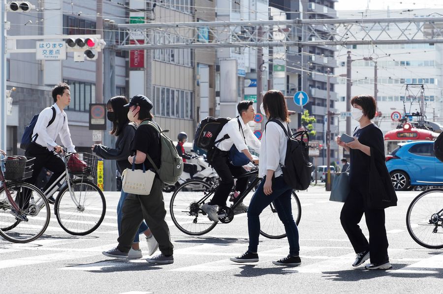 【３位　県内もコロナ「５類」移行】新型コロナの法的な位置付けが季節性インフルエンザと同じ「５類」に。県民生活でも「脱マスク」が進み、大きな区切りとなった（５月８日、高知市の播磨屋橋交差点）