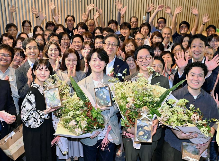 【１位　「らんまん」効果に沸く】県内に多くの観光客を呼び込んだ朝ドラ「らんまん」。最終話の放送日には主役の神木隆之介さん＝前列左から２人目＝や浜辺美波さん＝同左＝らが県立牧野植物園を訪れた（９月２９日、高知市五台山）