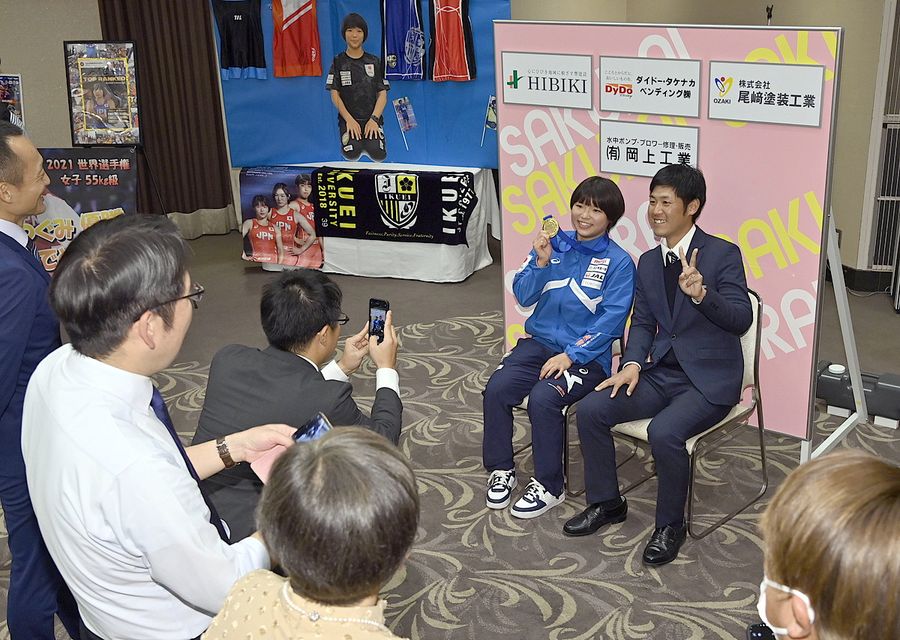 応援に駆けつけた人たちと、記念写真に納まる桜井つぐみ選手＝左（高知市上町２丁目の城西館＝森本敦士撮影）