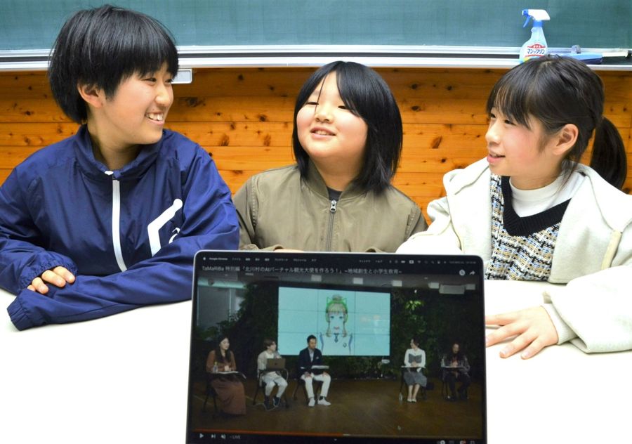 完成したAI観光大使「川北柚奈ちゃん」と子どもたち(北川村の北川中学校)