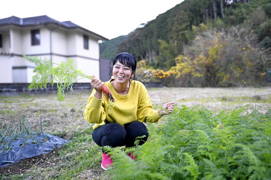 畑を持つことが憧れだった富田恵美さん。「人は土から離れては生きていけない」という有名なアニメ作品のせりふが印象に残っているそう（写真はいずれも黒潮町内＝久保俊典撮影）