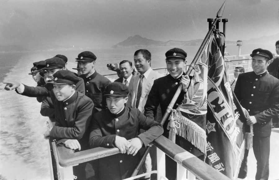 甲子園優勝後、宇高連絡船で帰高する高知商ナイン。優勝旗を手にした着帽姿の生徒が、現監督の上田修身さん