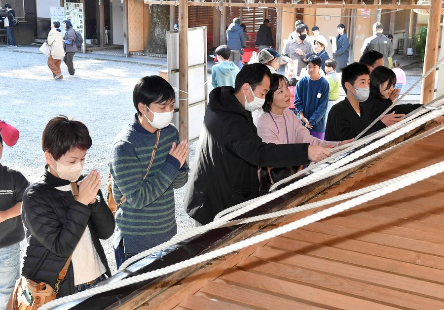 穏やかな１年を祈る参拝客（高知市の土佐神社）