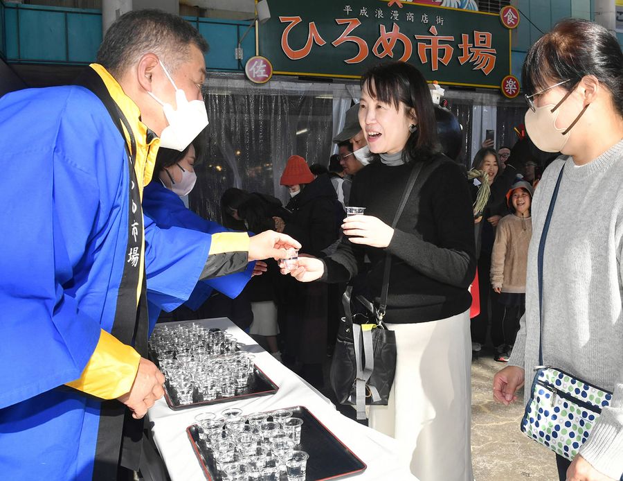 振る舞い酒を楽しむ客（高知市のひろめ市場）