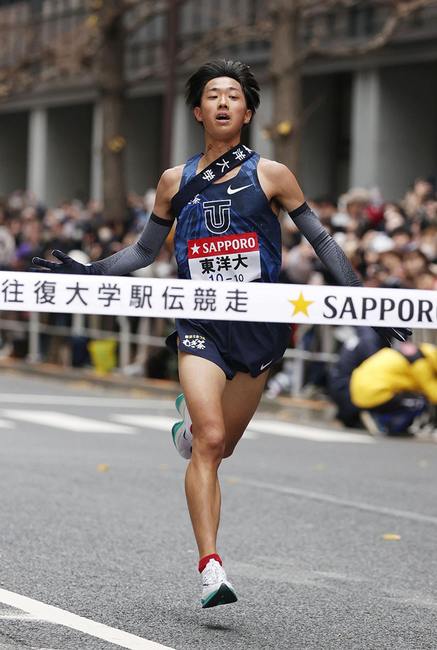 ４位でゴールする東洋大のアンカー・岸本遼太郎