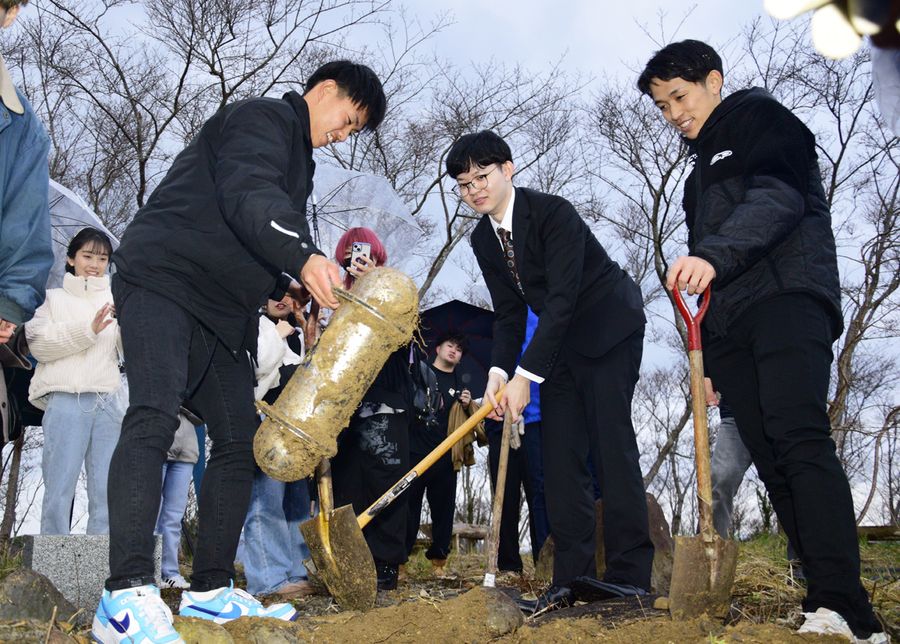 ８年前に埋めたタイムカプセルを掘り起こした当時の在校生（宿毛市の大島桜公園）