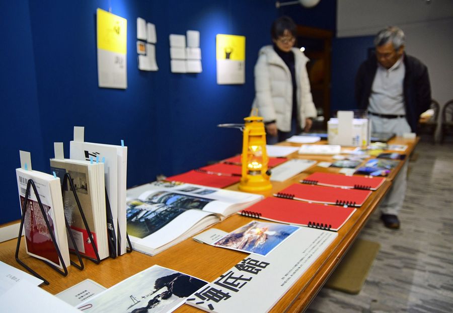 海のギャラリーと足摺海底館にゆかりがある13組のインタビュー内容などが並ぶ企画展(土佐清水市竜串の海のギャラリー)