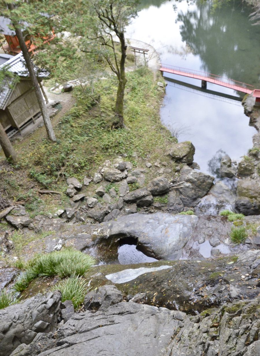 竜の“足跡”と伝わる「毘沙門の滝」の中段に開いた穴（写真中央）＝写真はいずれも南国市岡豊町滝本