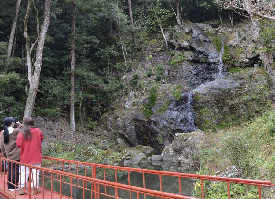 厳かな雰囲気が漂う滝